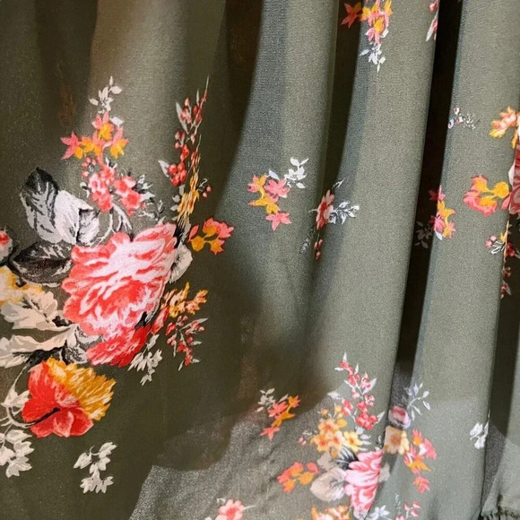 Torrid Olive Green Blouse Size 3 Crochet Neckline Floral Pattern Cold Shoulder - Picture 5 of 8